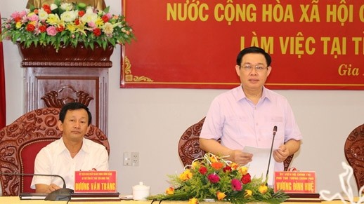 Le Vice-Premier ministre Vuong Dinh Huê (au micro) prend la parole lors de sa réunion avec les dirigeants de Gia Lai, le 17 septembre. Photo : qdnd.com.vn.
