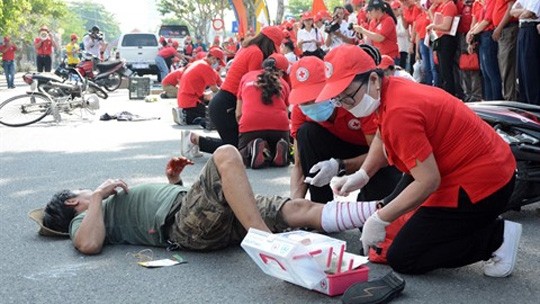Démonstration des premiers secours en cas d’accidents routiers lors de la célébration de la Journée mondiale des premiers secours 2019, le 14 septembre à Dà Nang (Centre). Photo : VNA