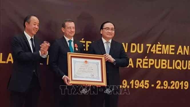 Hoàng Trung Hai remet l’Ordre de l’Amitié de l’État vietnamien à l’ambassadeur Bertrand Lortholary. Photo : VNA.