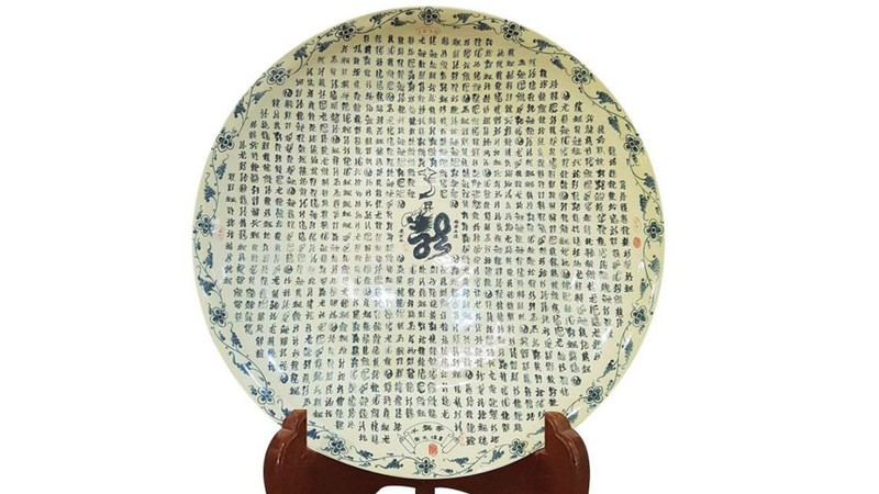 La plaque en céramique Chu Dâu contenant le mot « Long ». Photo: baodautu.vn.