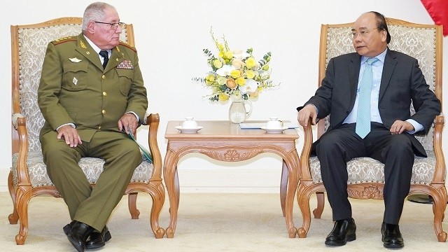 Le PM vietnamien Nguyên Xuân Phuc (à droite) et le général de corps d’armée cubain Álvaro López Miera. Photo : VGP.