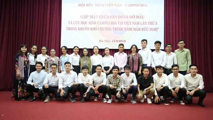 Rencontre entre les étudiants cambodgiens et leurs familles vietnamiennes d'accueil. Photo : BQT.