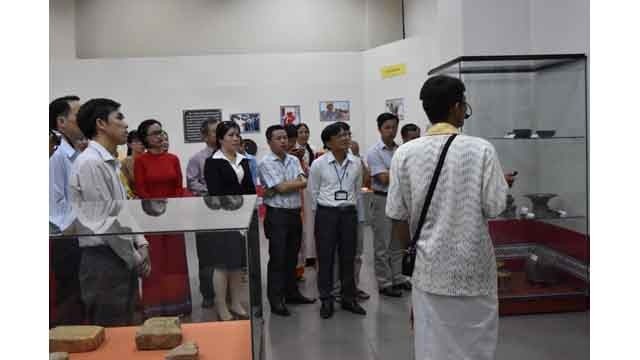Les visiteurs lors de l'exposition. Photo : Journal Ninh Thuân.