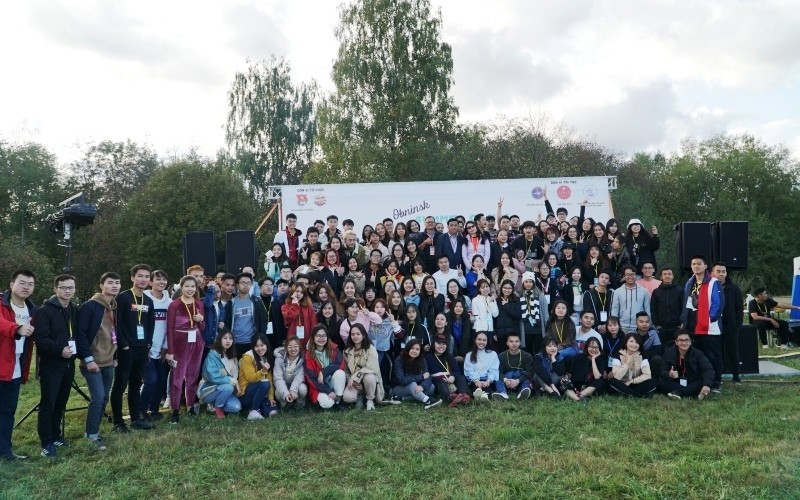 Les participants du Camp d’été Obninsk 2019 prennent la photo souvenir. Photo : NDEL.