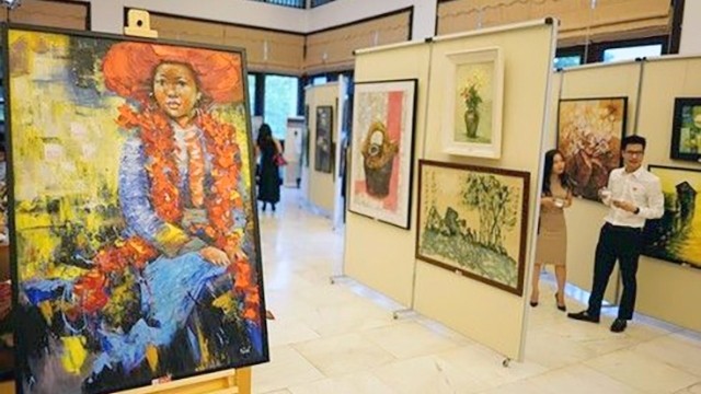 Plus de 100 œuvres d'art exposées lors de l'événement. Photo : NDEL.