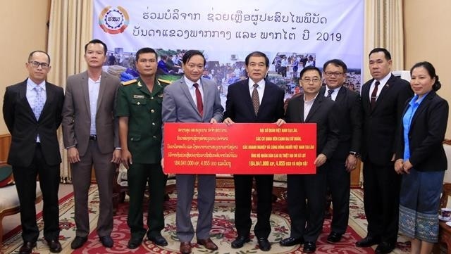 Cérémonie de réception des dons de la communauté des Vietnamiens au Laos en faveur des victimes des inondations. Photo : VNA.