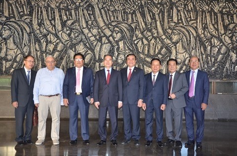 La délégation de la Commission centrale de l'Économie du Parti communiste du Vietnam en visite en Grèce. Photo : VNA/CVN.