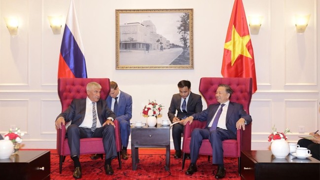 Le ministre vietnamien de la Sécurité publique Tô Lâm (à droite) et son homologue russe Kolokoltsev Vladimir Aleksandrovich, le 17 septembre à Hanoi. Photo: CAND.