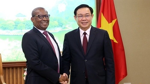 Le Vice-PM Vuong Dinh Huê (à droite) et l'ambassadeur d'Afrique du Sud, Mpetjane Kgaogelo Lekgoro. Photo: VGP.