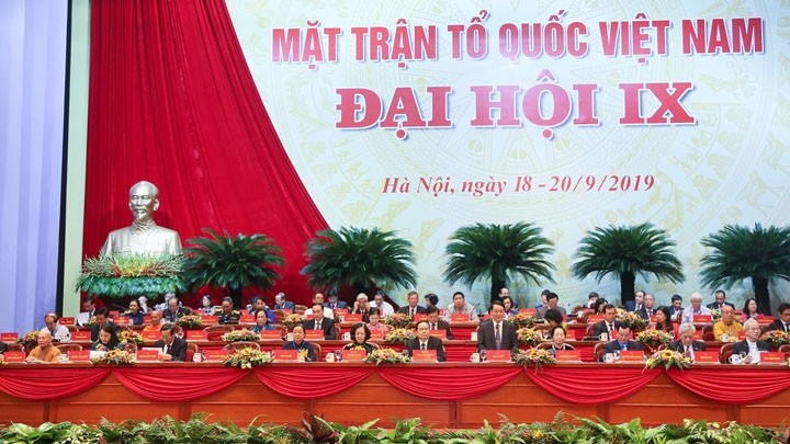 Le 9e Congrès national du Front de la Patrie du Vietnam convoque sa première séance de travail. Photo : VGP.