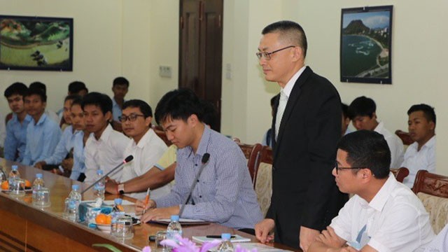 L’ambassadeur vietnamien au Cambodge, Vu Quang Minh (debout) prend la parole lors de sa rencontre avec les étudiants cambodgiens s'apprêtant à étudier au Vietnam en 2019. Photo : VOV.