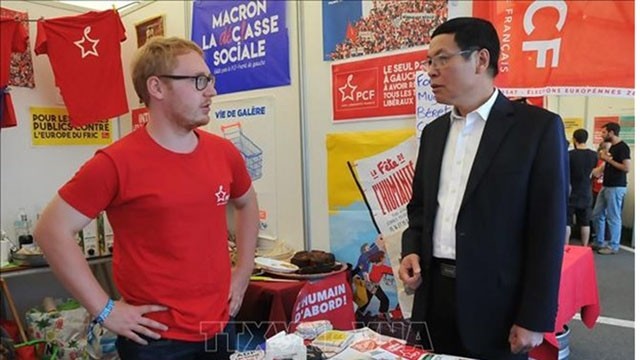 L'ambassadeur du Vietnam en Belgique, Vu Anh Quang (à droite) en visite du stand du Parti communiste français lors de la Fête de Manifiesta. Photo : VNA.