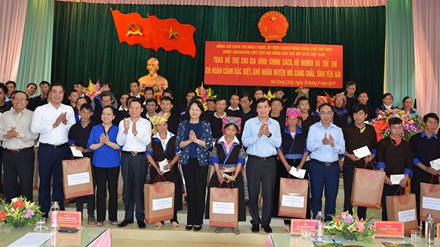 La Vice-Présidente Dang Thi Ngoc Thinh remet des cadeaux à des familles bénéficiaires des politiques sociales et à des enfants défavorisés du district de Mù Cang Chai. Photo : NDEL.