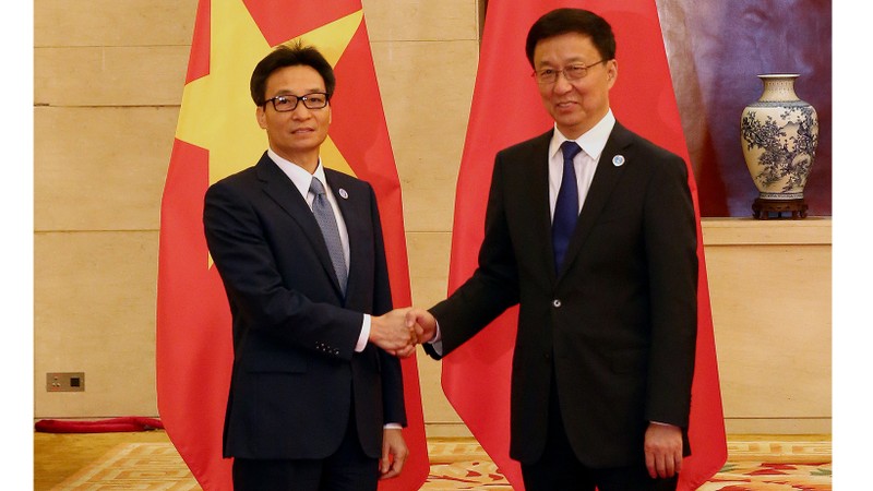 Le Vice-PM Vu Duc Dam (à gauche) et son homologue chinois Han Zheng. Photo : VGP.