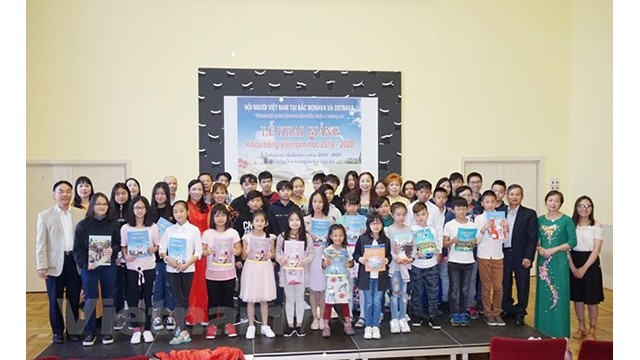 Les enfants des Viêt kiêu lors de la cérémonie d'ouverture des classes de l’enseignement de la langue vietnamienne en 2019-2020 à la Maison culturelle de la ville d’Ostrava. Photo: VNA