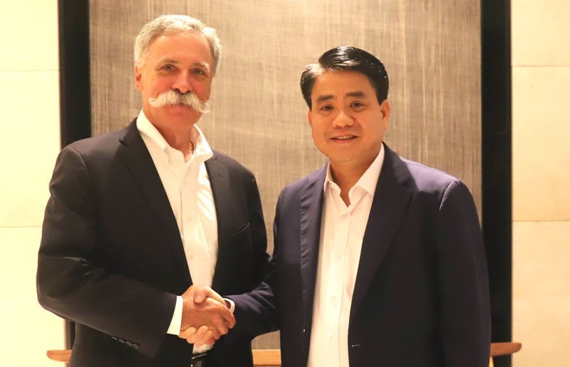 Le président du Comité populaire de Hanoi, Nguyên Duc Chung (à droite) et le président et directeur général de Formula One, Chase Carey. Photo : HNM.