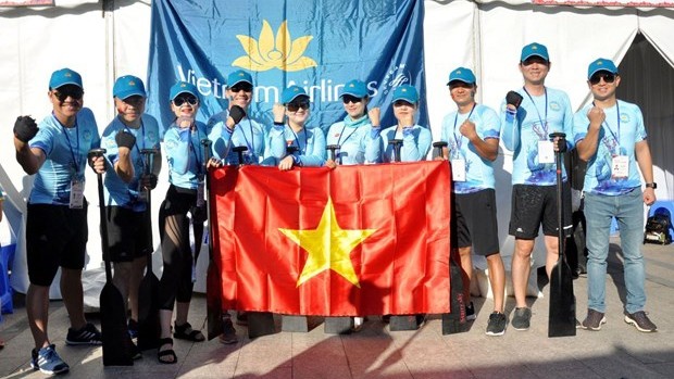 L'équipe sportive de Vietnam Airlines à la 11e course internationale des bateaux-dragons de Shanghai, en Chine. Photo : VNA.