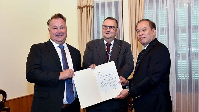 Cérémonie de remise de l’exequatur au consul honoraire de Finlande à HCM-Ville, Salomaa Atte (1er à gauche). Photo : BQT.
