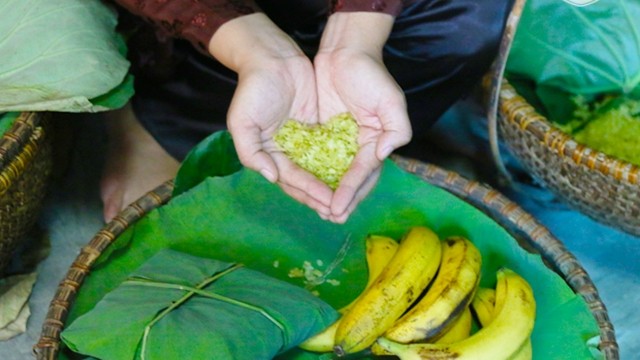 À Hanoi, lorsqu’on parle de l’automne, on parle du côm (riz gluant jeune en granules aplatis). Photo : anninhthudo.vn