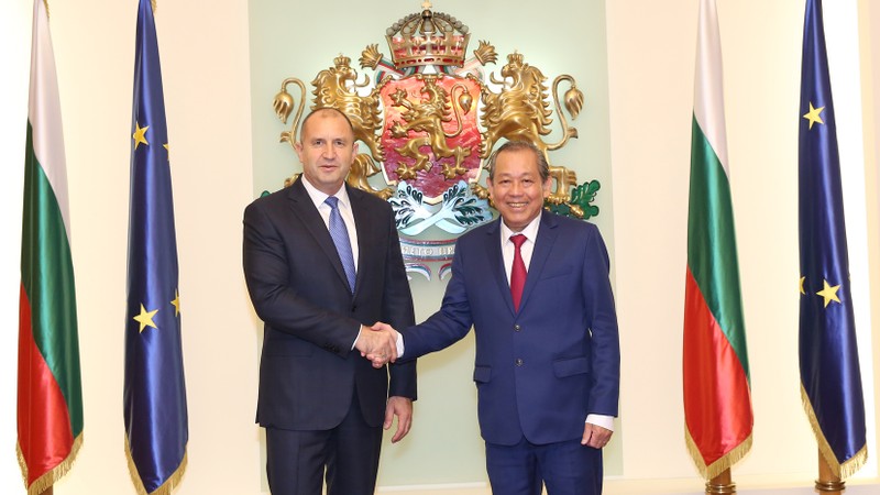 Le Vice-Premier ministre Truong Hoa Binh (à droite) et le Président bulgare Rumen Radev, le 1er octobre à Sofia. Photo : VGP.