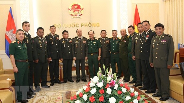 Le général de corps d’armée Nguyên Phuong Nam reçoit la délégation cambodgienne. Photo : VNA.
