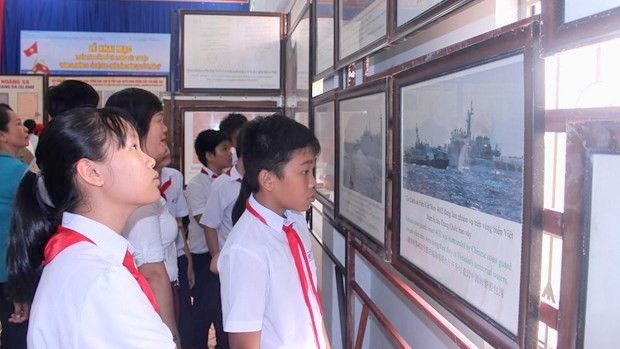 Des visiteurs à l'exposition « Hoàng Sa, Truong Sa du Vietnam - les preuves historiques et juridiques ». Photo : VNA.