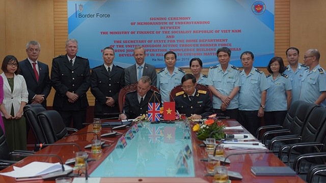 Cérémonie de signature du mémorandum d'accord entre le Département général des douanes du Vietnam et l’agence des frontières du Royaume-Uni. Photo : NDEL.