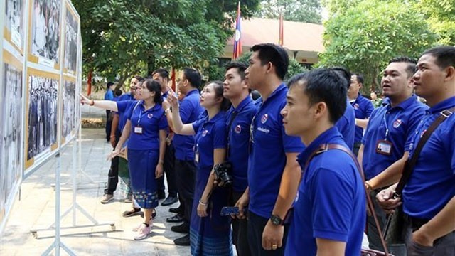 La délégation des jeunes laotiens en visite au site historique national du Vietnam, dans la province de Hoa Binh. Photo : VNA.