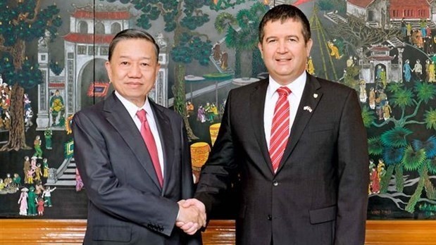 Le ministre vietnamien de la Sécurité publique Tô Lâm (à gauche) et le Vice-PM et ministre tchèque de l’Intérieur Jan Hamacek. Photo : VNA.