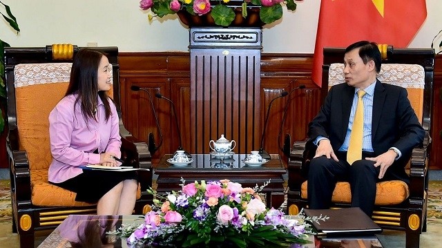 Le vice-ministre vietnamien des Affaires étrangères Lê Hoài Trung (à droite) et la nouvelle représentante en chef du FNUAP au Vietnam Naomi Kitahara. Photo: BQT.