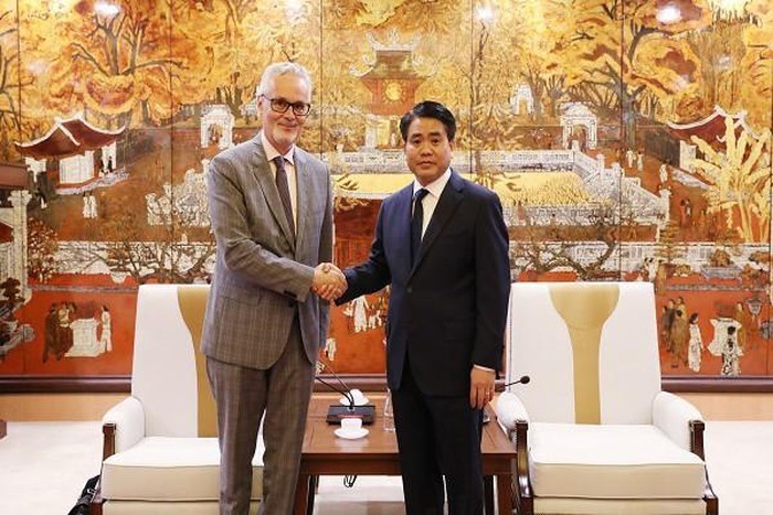 Le président du Comité populaire de Hanoi Nguyên Duc Chung (à droite) et  l’ambassadeur d’Allemagne au Vietnam Guido Hildner. Photo : ANTĐ.