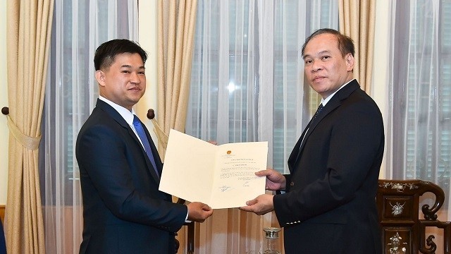 Cérémonie de remise de l’exequatur au nouveau consul général du Cambodge à HCM-Ville, Sok Dareth (à gauche). Photo : BQT.