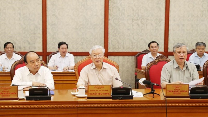 Le Secrétaire général du Parti communiste du Vietnam et Président vietnamien Nguyên Phu Trong (au centre du 1er rang) préside une réunion du Bureau politique. Photo : VNA.