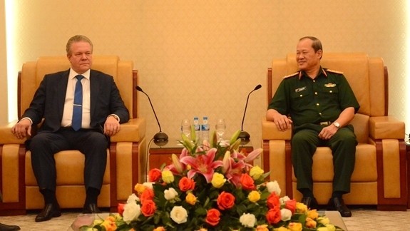 Le vice-ministre vietnamien de la Défense Bê Xuân Truong (à droite) et le directeur adjoint du Service fédéral russe pour la coopération militaro-technique Vladimir Nikolaevich Drozhzhov. Photo: QDND.