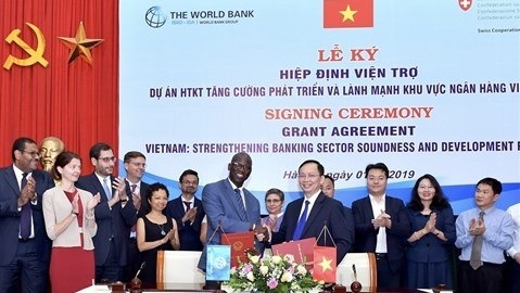 Cérémonie de signature de l'accord de subvention entre la Banque d’État du Vietnam et la Banque mondiale. Photo : VNA.