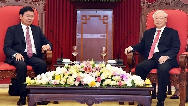 Le Secrétaire général du PCV et Président vietnamien Nguyên Phu Trong (à droite), et le Premier ministre laotien Thongloun Sisoulith. Photo : NDEL.