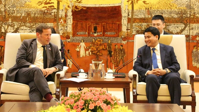 Le président du Comité populaire de Hanoi, Nguyên Duc Chung (à droite) et l’envoyé spécial du PM britannique, Ed Vaizey. Photo : HNM.