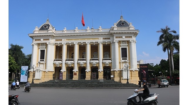 Le drapeau national flotte au vent du soleil d’automne à l'Opéra de Hanoi, témoin historique de la capitale de Hanoi. Photo : Minh Hanh/NDEL.