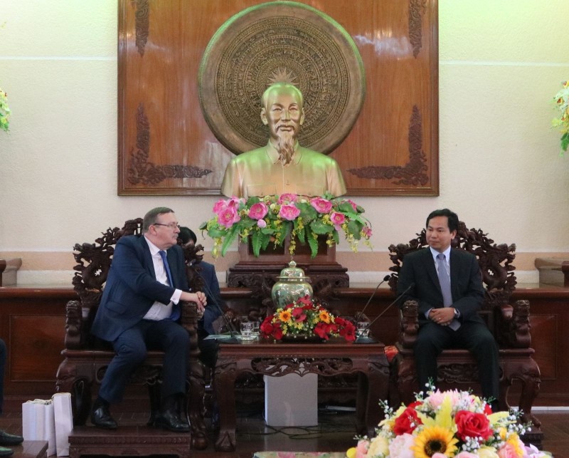 Le président du Comité populaire de la ville de Cân Tho, Lê Quang Manh (à droite) et l’ambassadeur hongrois Ory Csaba (à gauche). Photo : https://thoidai.com.vn