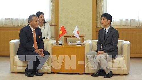 Le gouverneur de la préfecture japonaise de Gunma, Ichita Yamamoto (à droite) et l'ambassadeur Vu Hông Nam. Photo : VNA.