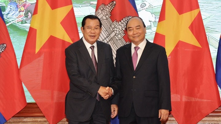 Le Premier ministre Nguyên Xuân Phuc (à droite) et le Premier ministre cambodgien Hun Sen. Photo : Trân Hai/NDEL.