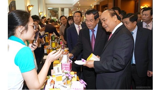 Le Premier ministre vietnamien Nguyên Xuân Phuc et son homologue cambodgien Samdech Hun Sen en visite des stands organisés lors de la conférence de promotion du commerce et de l'investissement entre le Vietnam et le Cambodge, le 4 octobre à Hanoi. Photo : VGP.