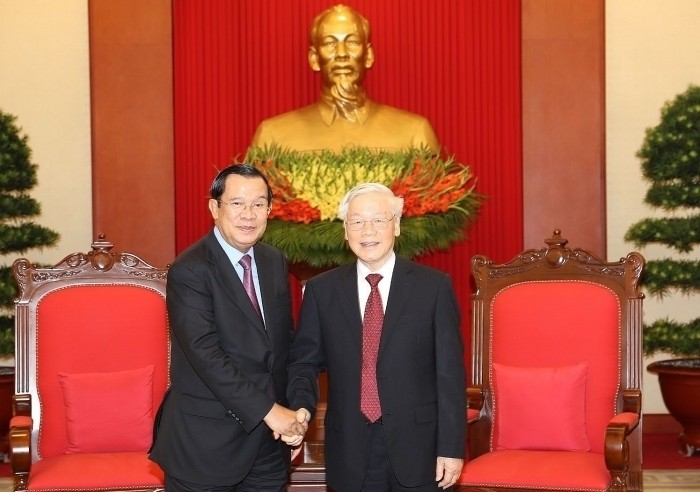 Le SG du PCV et Président vietnamien Nguyên Phu Trong (à droite) et le PM cambodgien Samdech Techo Hun Sen, le 4 octobre à Hanoi. Photo : VNA.