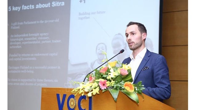 Ernesto Hartikainen, expert principal du Fonds d'innovation finlandais Sitra, prend la parole lors du dialogue avec la presse sur l'économie circulaire tenu le 7 octobre à Hanoi. Photo : VNA.