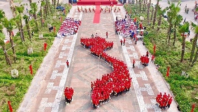Les jeunes s'organisent en forme de carte du Vietnam lors de la cérémonie de départ de l’Itinéraire « J’aime ma Patrie » 2019. Photo : NDEL.