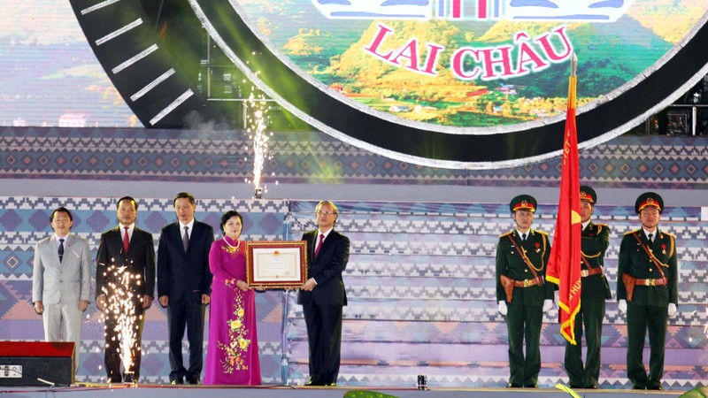 Le permanent du secrétariat du Comité central du PCV Trân Quôc Vuong remet l’Ordre de l’Indépendance, première classe à l’autorité provinciale de Lai Châu. Photo : NDEL. 