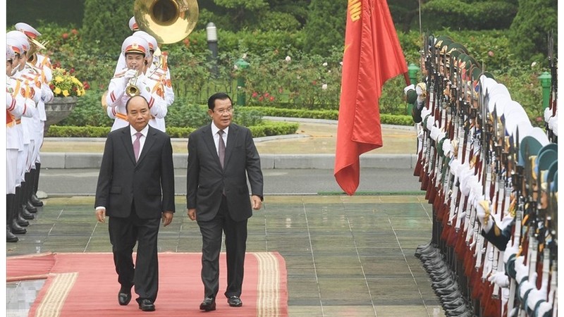 Cérémonie d’accueil solennelle officielle du Premier ministre cambodgien Samdech Techo Hun Sen, le 4 octobre à Hanoi. Photo : VGP.