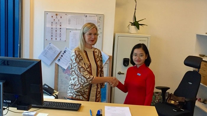 L'ambassadrice de Suède au Vietnam, Ann Mawe (gauche) et l'étudiante Phuong Anh. Photo : BQT.