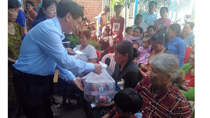 L’ambassadeur vietnamien Lai Xuân Chiên remet des cadeaux à des habitants locaux. Photo : VNA.
