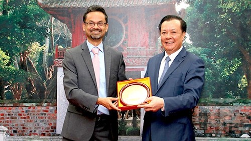 Le ministre Dinh Tiên Dung (à droite) et le directeur du Bureau régional pour l’Asie de l’Est et le Pacifique de la BM, Hassan Zaman. Photo : http://thoibaotaichinhvietnam.vn